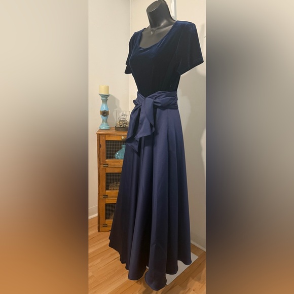 👗CDC Caren Desire’e Company Velvet & Taffeta Gown. Color:Navy Blue. Size: 14 - Picture 3 of 11